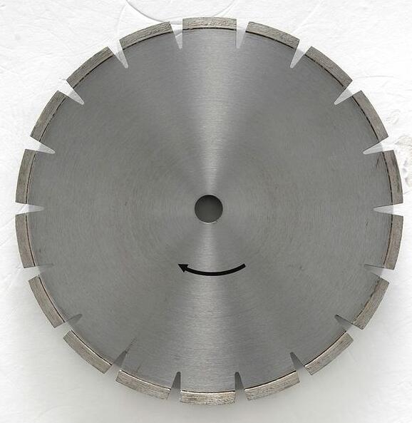 Things to pay attention to when loading and unloading the saw blade